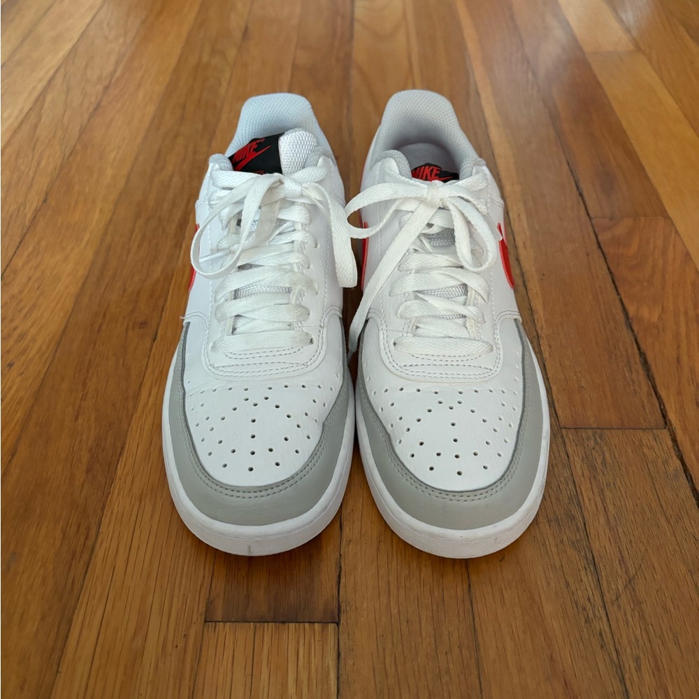 Nike sneakers size 8.5 - Picture 2 of 5
